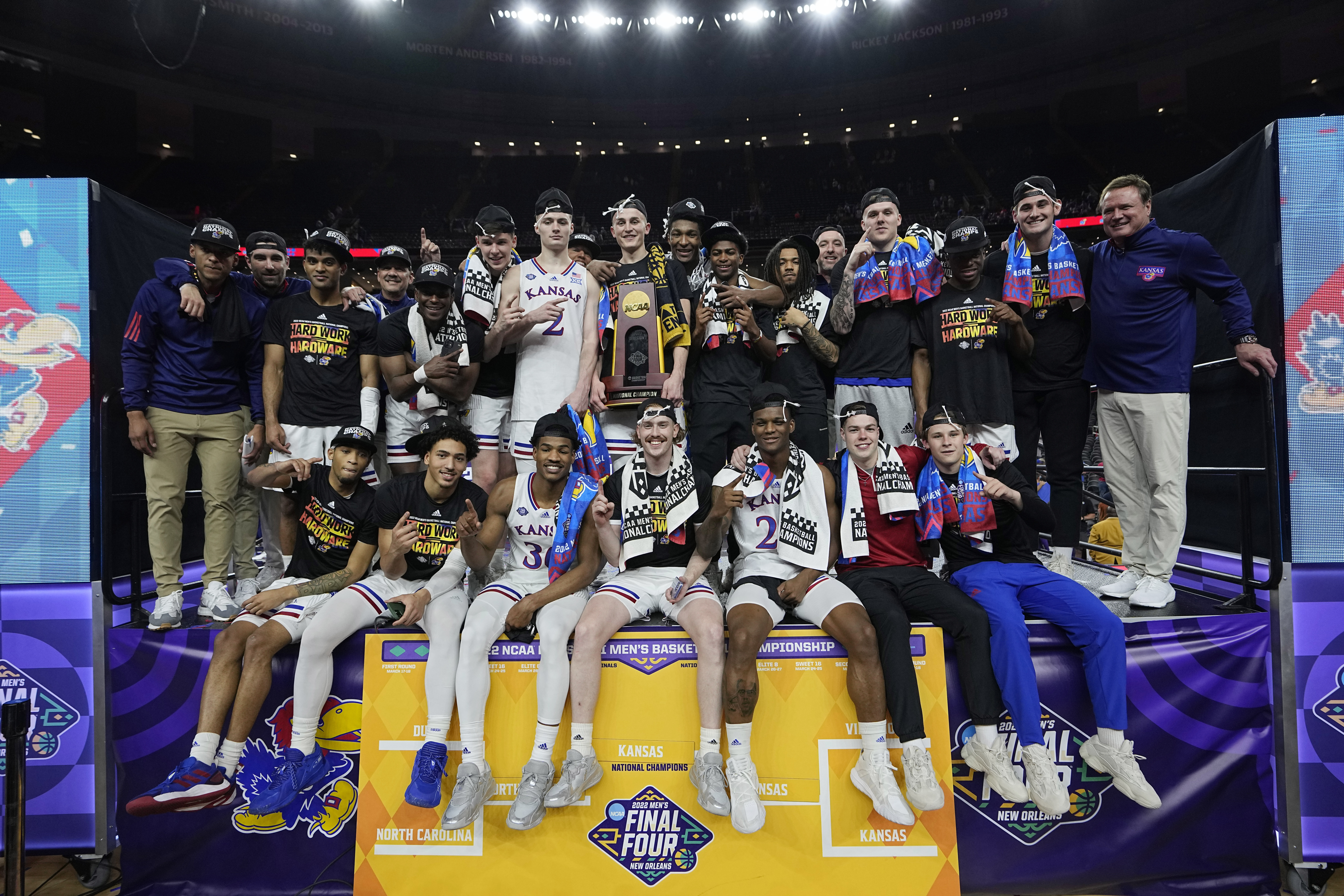 Photo of Kansas rallies, beats North Carolina 72-69 to win NCAA title