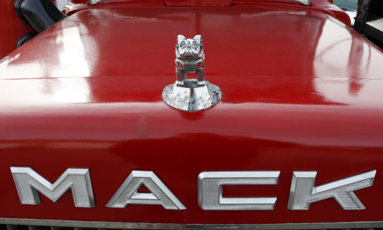 Uaw mack trucks